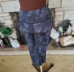 Floral Patterned Women's Capri Leggings